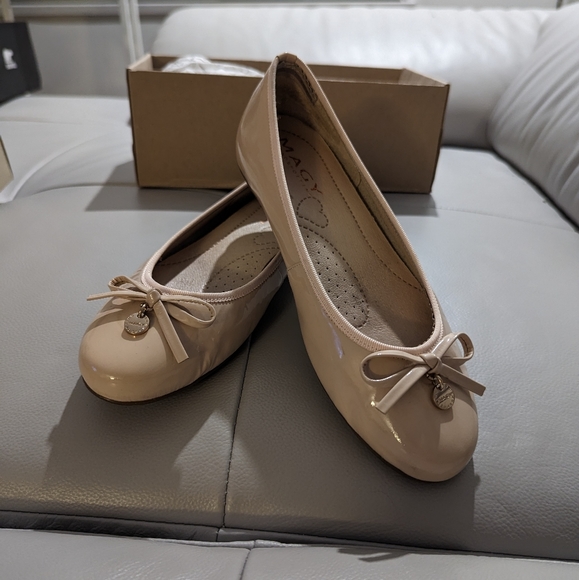 Magy Patent Leather Ballet Flats with Bow Detail in Size 6.5 - Picture 1 of 4